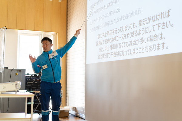 アサヒロジスティクスの研修センターで座学を行う様子