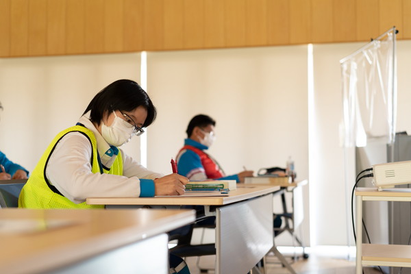 アサヒロジスティクスの研修センターで座学を受けている様子