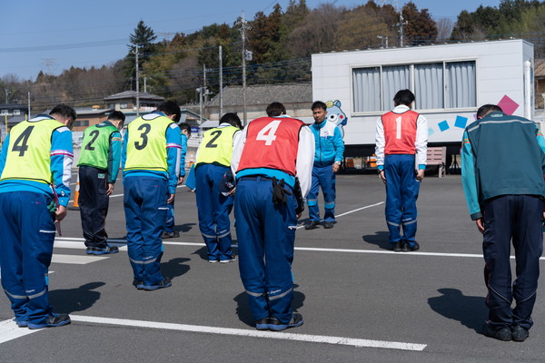 挨拶をしている様子