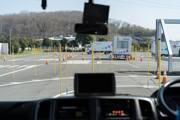 トラックの運転席から見える景色