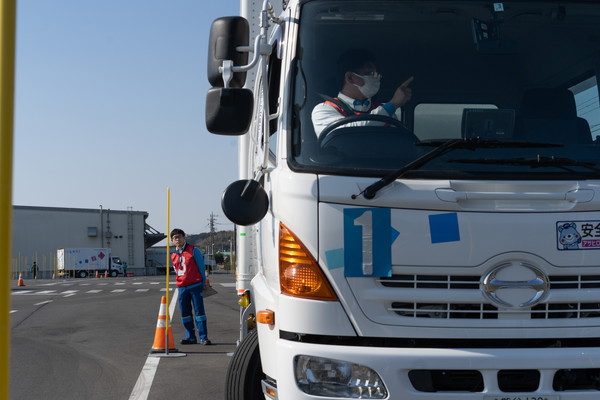 指さし確認をしている様子